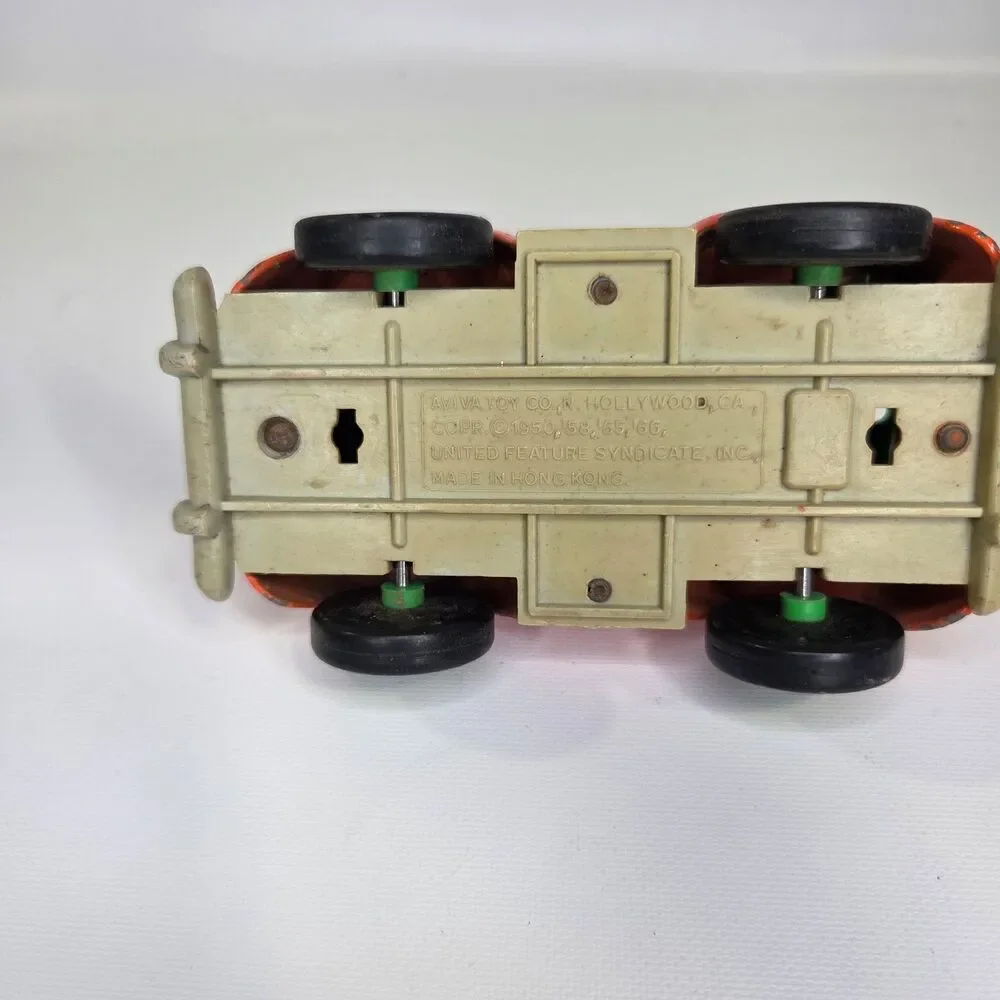 Vintage 1986 Aviva Snoopy's Family Car Peanuts Die Cast Metal Car Charlie Brown